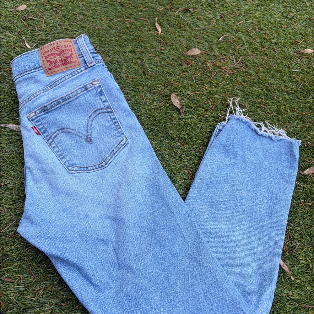 Levi's Women's Sky Blue Cropped Jeans